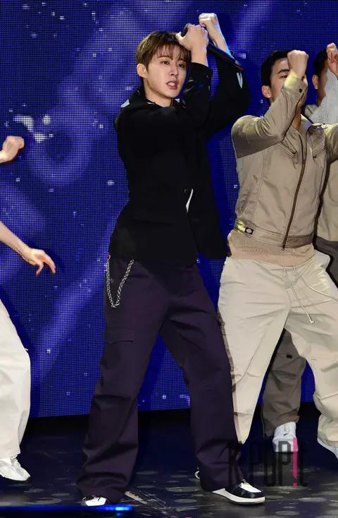 B.I — Showcase