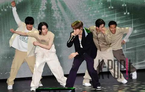 B.I — Showcase