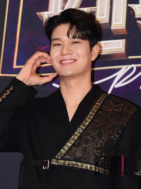 Cradle Lee Seungmin — Phantom Singer 4 Photo Time