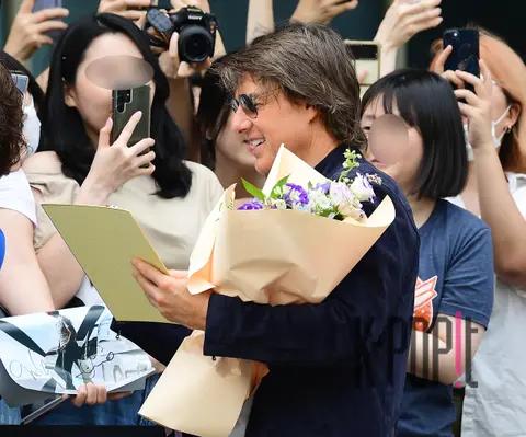 Tom Cruise — Airport