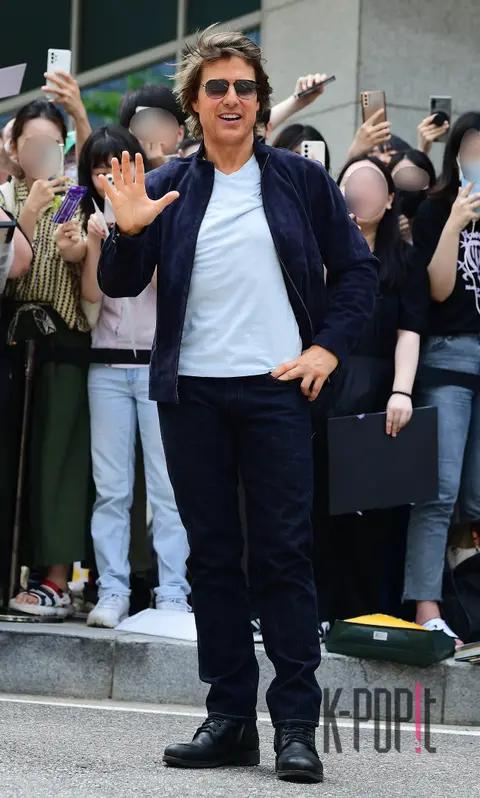 Tom Cruise — Airport