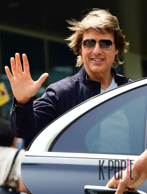 Tom Cruise — Airport