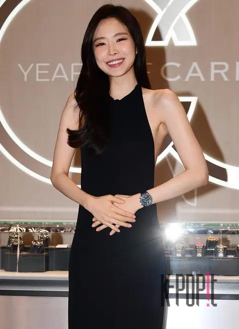 Son Na-eun — Launch