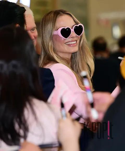 Mago Robi — Airport Arrival