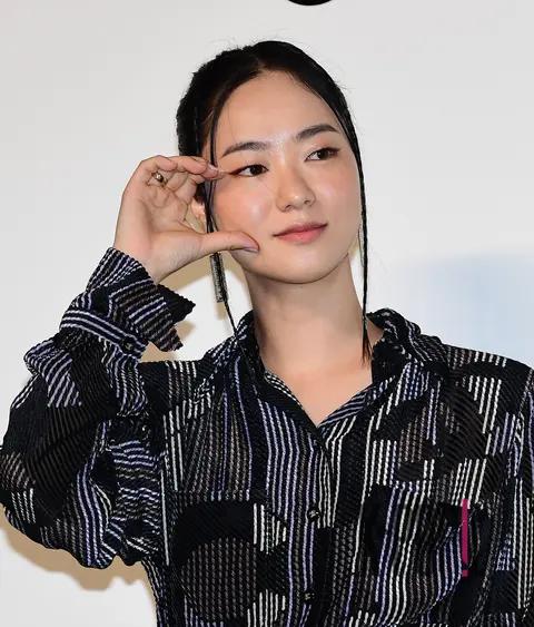 Jeon Yeo-bin — Launch