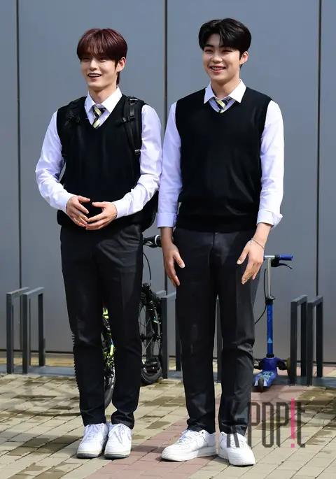 Kim Ji-woong (ZEROBASEONE), Park Gun-uk — Ask Us Anything Arrival