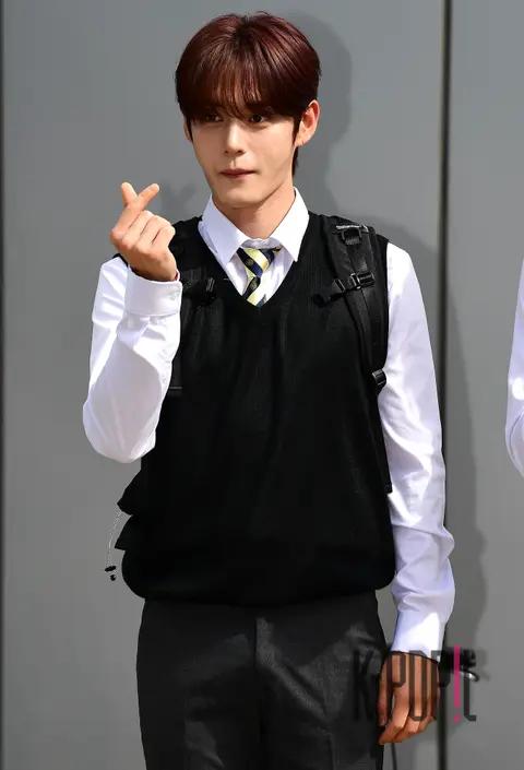 Kim Ji-woong (ZEROBASEONE) — Ask Us Anything Arrival
