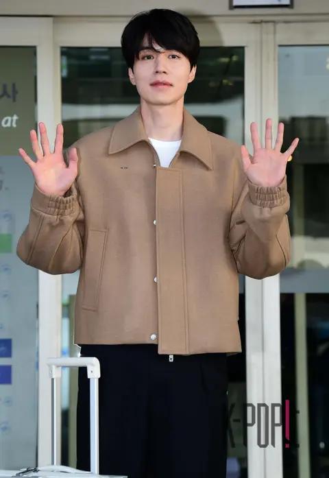 Airport — Lee Dong-wook