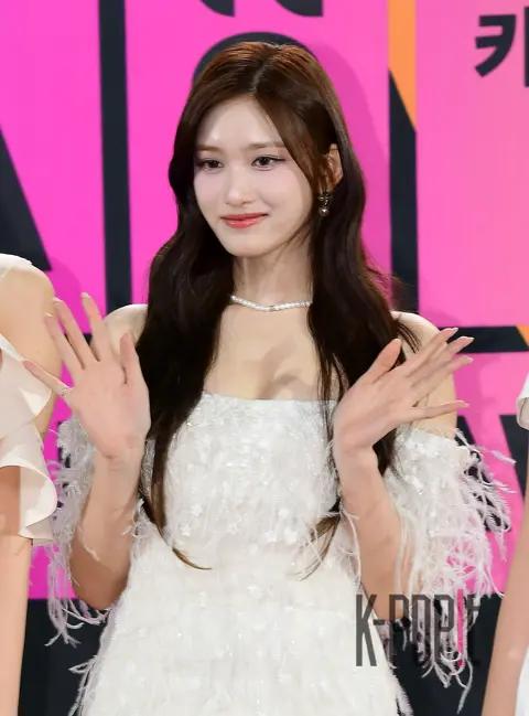 Leeseo (IVE) — Melon Red Carpet