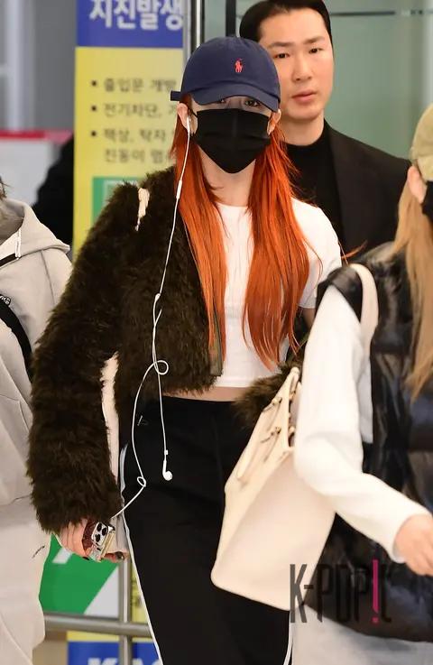 Huh Yunjin (LE SSERAFIM) — Airport