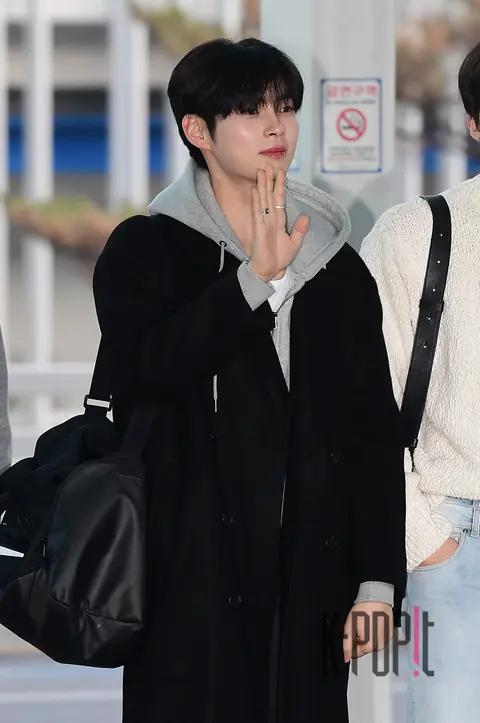 Sung Han-bin (ZEROBASEONE) — Airport