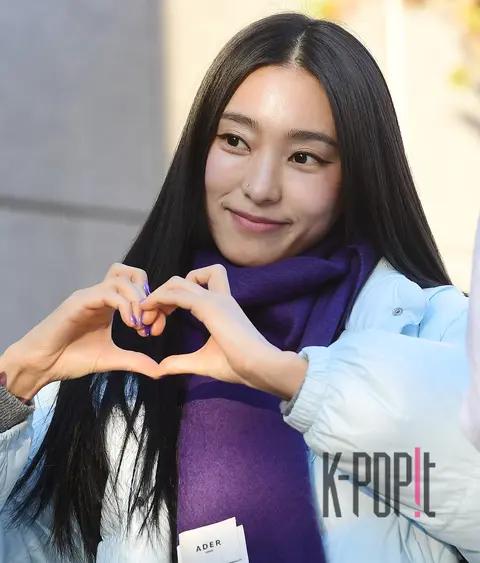 SISTAR19 Bora — Music Bank Arrival — 2024-01-19