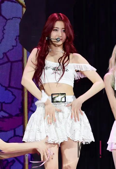 Huh Yunjin (LE SSERAFIM) — Showcase