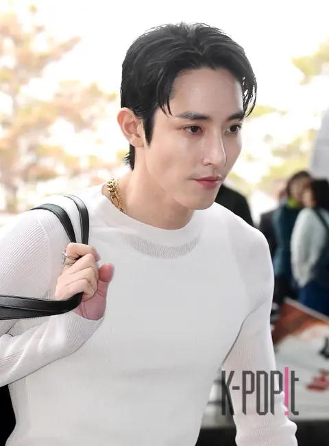 Lee Soo-hyuk — Airport
