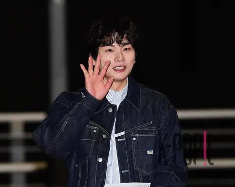 Lee Lee-kyung — Airport