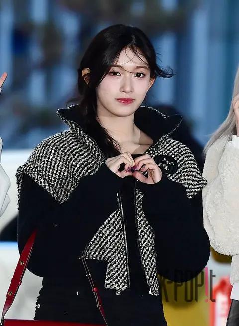 Leeseo (IVE) — Airport