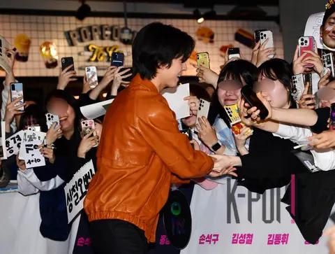 Hong Kyung — Comment Army Showcase