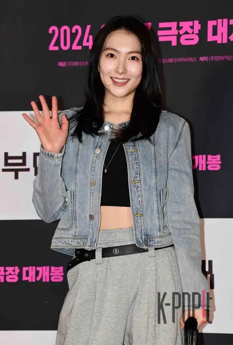 Kang Ji-yeong — Comment Army VIP Premiere