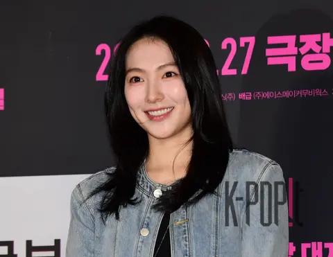 Kang Ji-yeong — Comment Army VIP Premiere