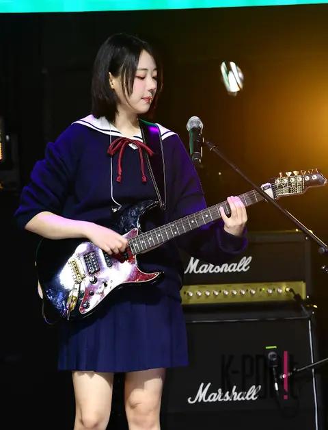 Hina (QWER) — Showcase