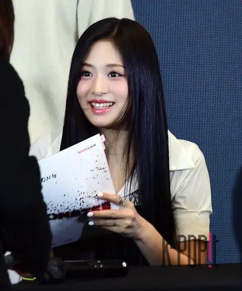 Ahyeon (BABYMONSTER) — Signing Event