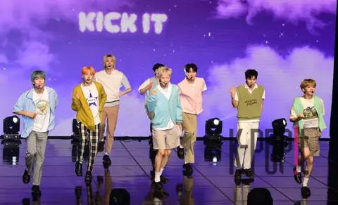 Whee B — Showcase