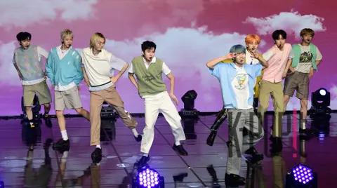 Whee B — Showcase