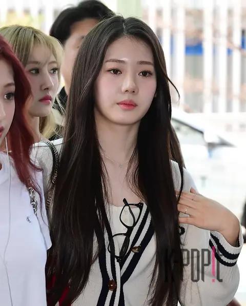 Lora (BABYMONSTER) — Airport
