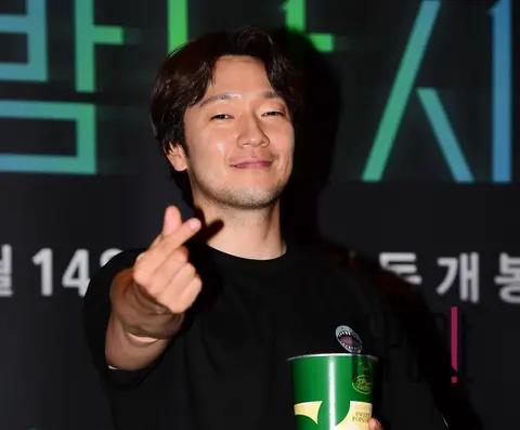 Son Seok-gu — Night Fishing Stage Greeting