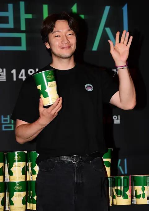 Son Seok-gu — Night Fishing Stage Greeting