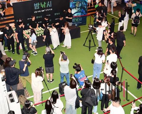 Son Seok-gu — Night Fishing Stage Greeting