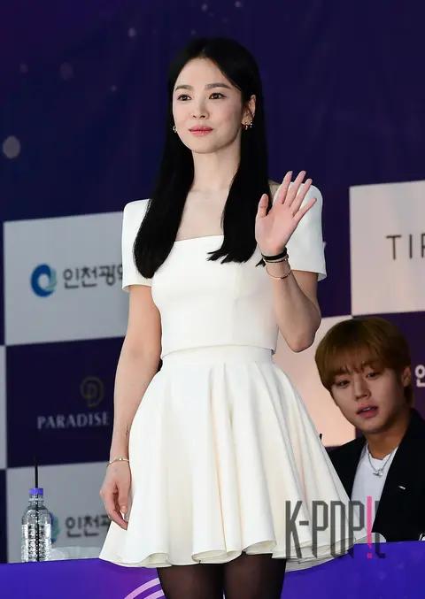 Song Hye-kyo — Blue Dragon Series Awards Handprinting