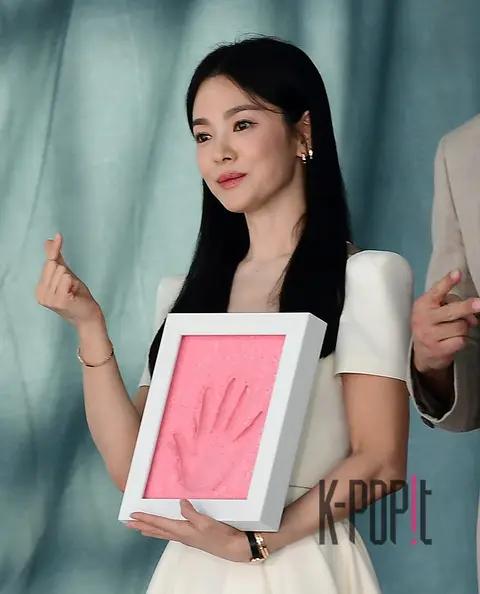 Song Hye-kyo — Blue Dragon Series Awards Handprinting