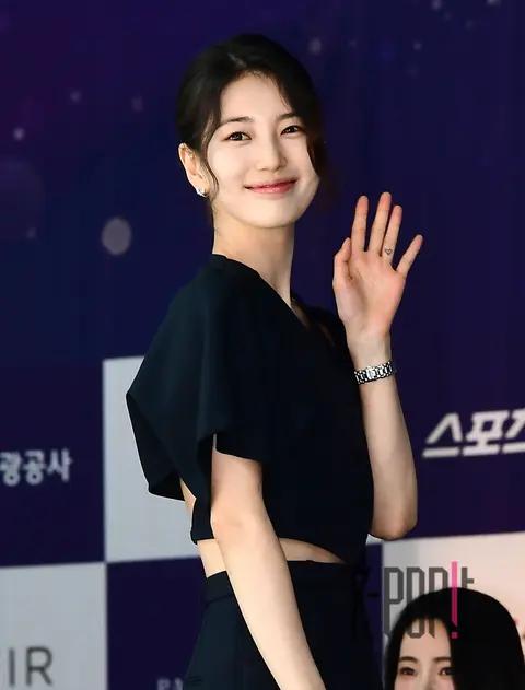 Suzy — Blue Dragon Series Awards Handprinting