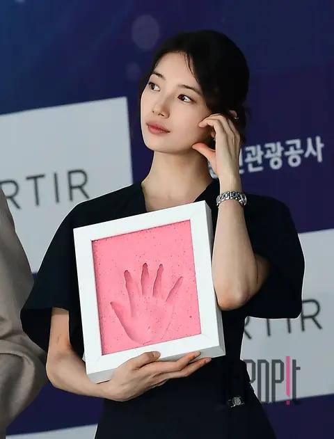 Suzy — Blue Dragon Series Awards Handprinting