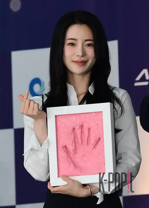 Im Ji-yeon — Blue Dragon Series Awards Handprinting
