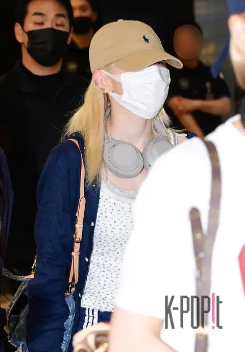 SAKURA (LE SSERAFIM) — Airport