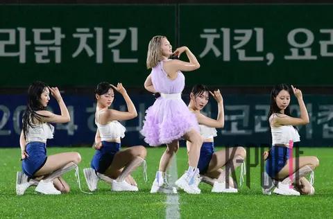 Yoo Soo-hyun — Celebration Performance