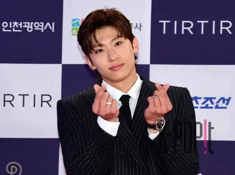 Dex — Chungryeo Series Awards Red Carpet