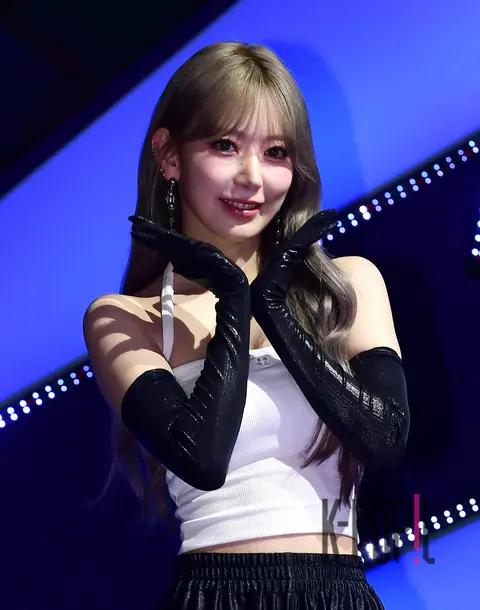 SAKURA (LE SSERAFIM) — Showcase