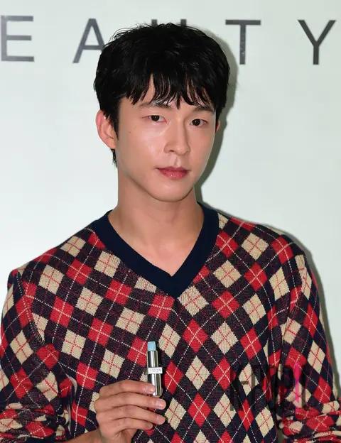 Hong Kyung — Launch