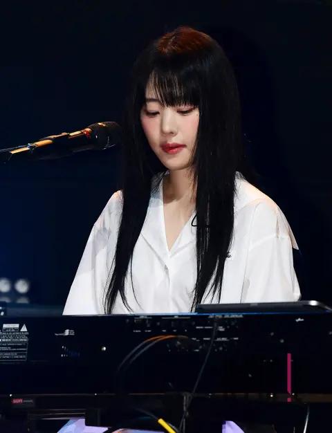Hina (QWER) — Showcase