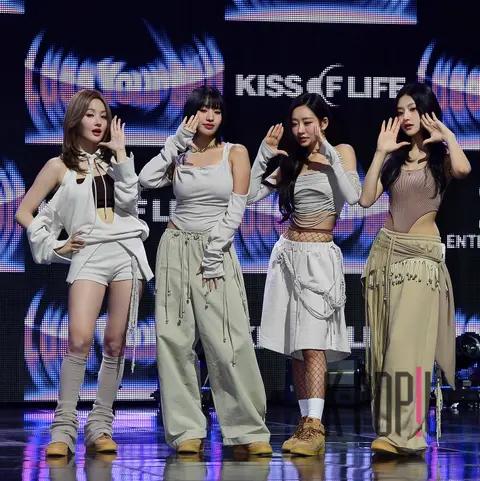 KISS OF LIFE — Showcase