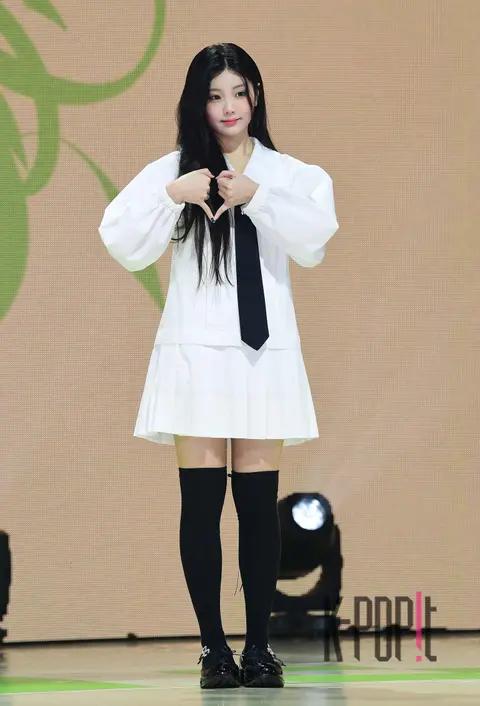 Wonhee (ILLIT) — Showcase