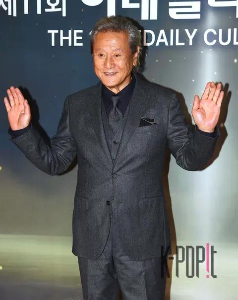 Park Geun-hyung — EDaily Culture Awards