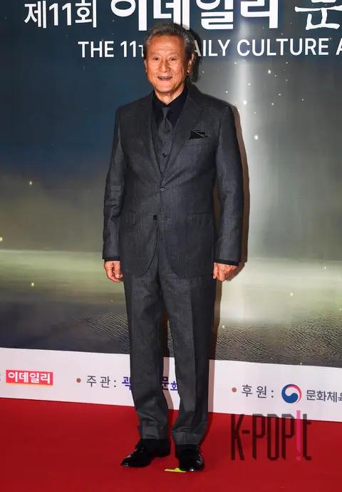 Park Geun-hyung — EDaily Culture Awards