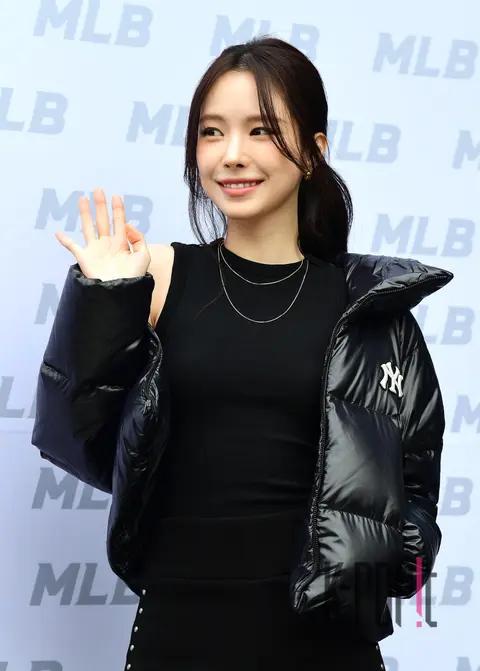 Son Na-eun — Launch