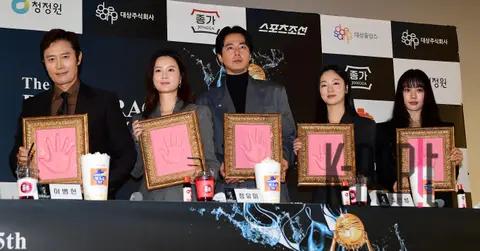 Lee Byung-hun, Jung Yu-mi, Jo In-sung, Jeon Yeo-bin, Ko Min-si — Blue Dragon Film Awards Handprinting