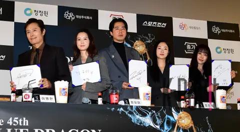 Lee Byung-hun, Jung Yu-mi, Jo In-sung, Jeon Yeo-bin, Ko Min-si — Blue Dragon Film Awards Handprinting