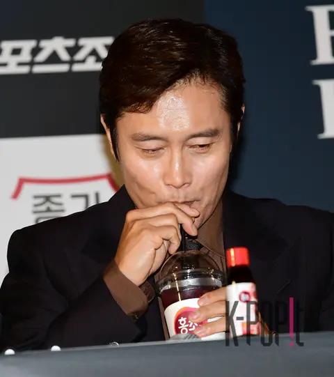 Lee Byung-hun — Blue Dragon Film Awards Handprinting